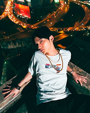 「SKY-HI、3か国語が織り交ざった新曲「Don&#039;t Worry Baby Be Happy feat. STAMP」リリックビデオ公開」