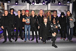 「モトリー・クルー＆デフ・レパード、今夏開幕のジョイント・ツアーがすでに興収140億円を突破」