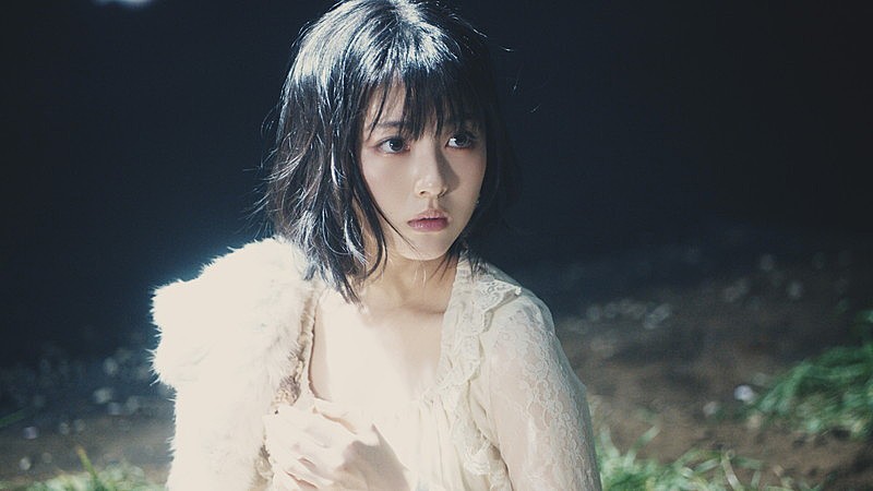 Aimer、新MV「春はゆく」浜辺美波が美しさ＆混沌を表現