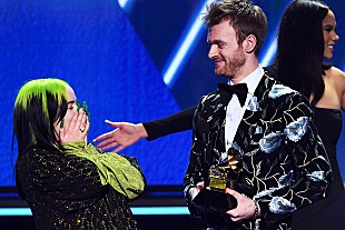 「フィニアス、妹ビリー・アイリッシュの曲で使った意外な日常音とは？　007テーマ曲についても言及」