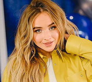 「サブリナ・カーペンター、映画『ミーン・ガールズ』のミュージカル版でブロードウェイ・デビューへ」