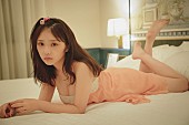 与田祐希「与田祐希（乃木坂46）、ベッドの上でのキャミソール×すっぴんショット公開」1枚目/1