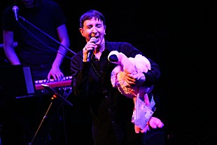 「＜ライブレポート＞濃密なエモーションの発露によって響き渡ったスワンソング　10年ぶりに帰還したマーク・アーモンドのアンドロジナスな妖艶さに酔い痴れて」