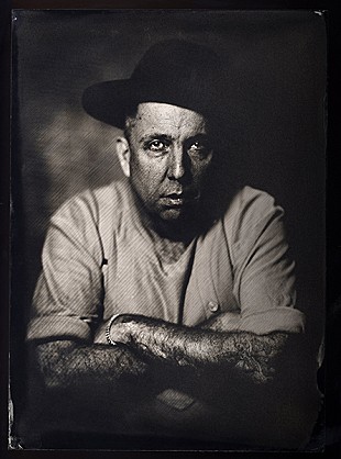 「アンドリュー・ウェザオール、56歳で死去」