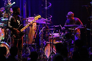 「＜ライブレポート＞クリス・デイヴ、深化の一端を垣間見ることができる変則的で刺激的なビートに包まれた夜」