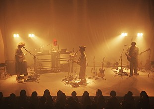 「HYUKOH、アートな世界観で日本の観客を魅了した東京公演のオフィシャル・レポートが到着」
