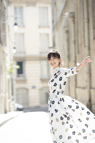 「大塚 愛、初のピアノ弾き語りライブより「キミにカエル。」映像を公開」