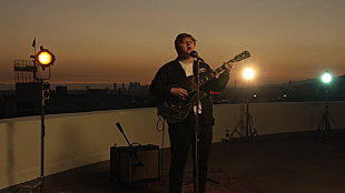 「ルイス・キャパルディ、全英1位獲得の「ビフォア・ユー・ゴー」のライヴver.を公開」