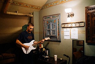 「トム・ミッシュ、“隔離セッション”と題しニルヴァーナの名曲ギターカバー動画を公開」