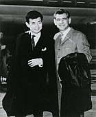 小澤征爾「1961(S.36)4.24ニューヨーク・フィル来日の際、バーンスタインと初めての帰国at羽田(c)ヴェローザジャパン」2枚目/4