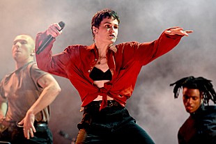 「クリスティーヌ・アンド・ザ・クイーンズ、ザ・ウィークエンドの「Blinding Lights」をカヴァー」