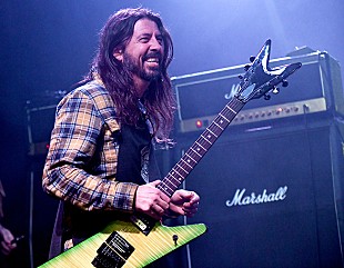 「デイヴ・グロール、自伝的ショート・ストーリー・シリーズをインスタで開始」