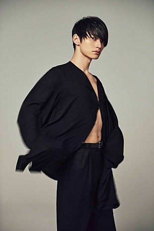 「SKY-HI、ベスト盤のジャケットを公開　大人の色気溢れる仕上がりに」