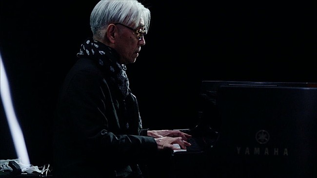 坂本龍一「坂本龍一、新型コロナ感染防止対策を徹底したプレミアムライブで名曲披露」1枚目/3