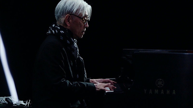 坂本龍一、新型コロナ感染防止対策を徹底したプレミアムライブで名曲披露 