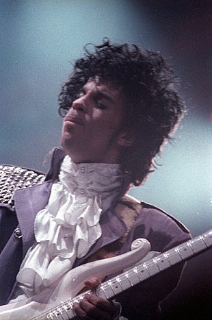 「プリンス＆ザ・レヴォリューション、1985年のライブ映像がYouTubeで3日間限定公開」