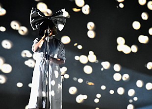 「シーア、昨年二人のティーンエイジャーを養子にしたと明かす」