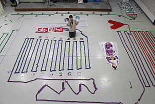 「丘みどり、15年分の感謝を込めて15,000ピースのドミノ倒しに挑戦」