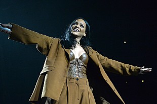 「リアーナ、デビュー・シングル「ポン・デ・リプレイ」発売15周年にファンに感謝」