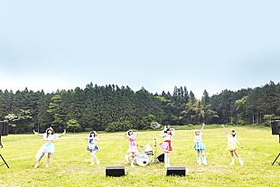 「バンドじゃないもん！、広大な大自然で実施したワンマンライブをYouTubeプレミア公開」