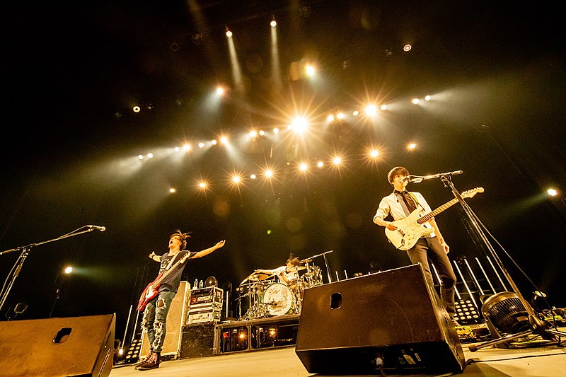 UNISON SQUARE GARDEN、貴重なライブ映像「over driver～ピストルギャラクシー」公開 