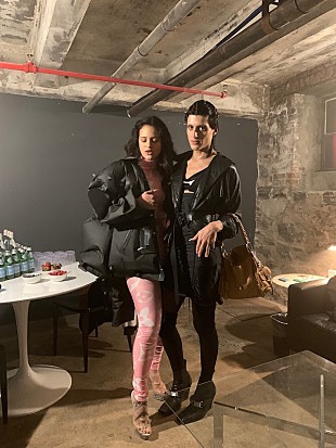 「アルカ、ロザリア参加の“サイバーパンク・レゲトン”ナンバー「KLK」を発表」