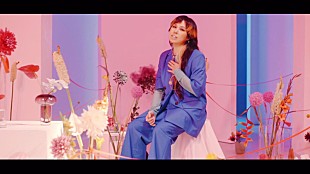 「AI、新曲「ギフト」MV全篇をカラフルに彩る」