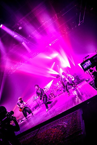 「UVERworld、ファンクラブ限定配信ライブのダイジェスト映像を公開」