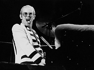 「エルトン・ジョン、過去の歴史的名演をYouTubeで配信する新企画を始動」