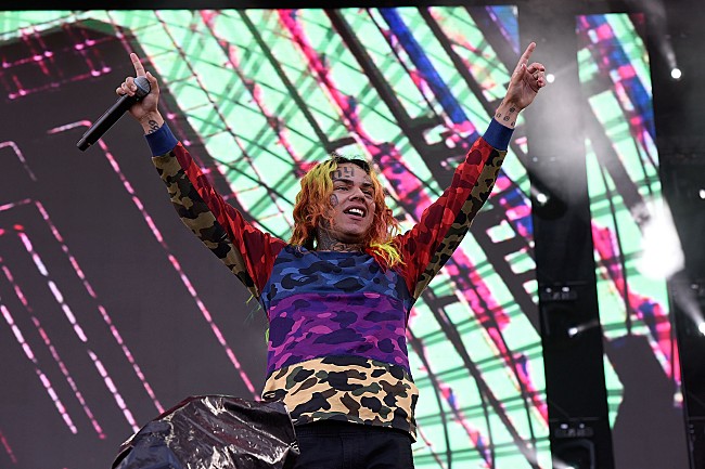 シックスナイン「6ix9ine、自宅軟禁解除後に自由を謳歌する「Punani」MVを公開」1枚目/1