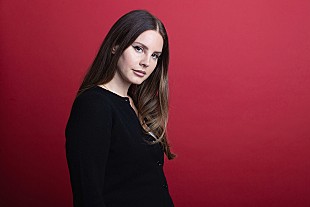 「ラナ・デル・レイ、自身初の詩集から「Salamander」を朗読する映像を公開」