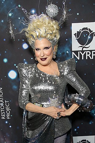 「ベット・ミドラー、衣装デザイナー救済を呼び掛ける」