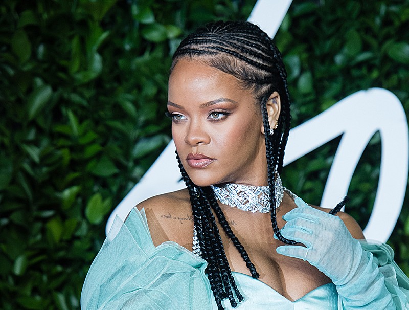 リアーナ、就寝前のスキンケアを実践しながらFenty Skin商品を紹介