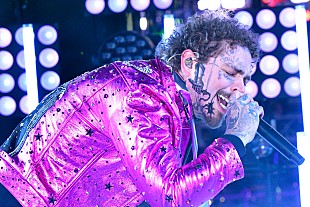 「ポスト・マローン、歯科医院でタトゥーを入れる」