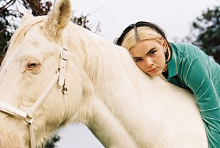 「BENEE（ベニー）、ロックダウン中に魅了されていた動物にちなんだ新曲を発表」