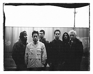 「リンキン・パーク、『ハイブリッド・セオリー』20周年記念盤のリリース決定＆未発表曲を公開」