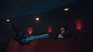 「イーサン・P・フリン、来日公演でも披露した新曲「Are You Doing This To Hurt Me」のMV公開」