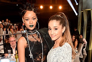 「アリアナ・グランデ、リアーナにニューALを早く出すよう急かす」