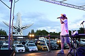 ビッケブランカ「ビッケブランカ、車の中で音楽ライブを楽しむドライブインコンサートで新曲「ミラージュ」披露」1枚目/5