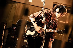 「斉藤和義、「一緒なふたり」スタジオライブ映像公開＆本人監修“ウインドブレーカー”限定販売」