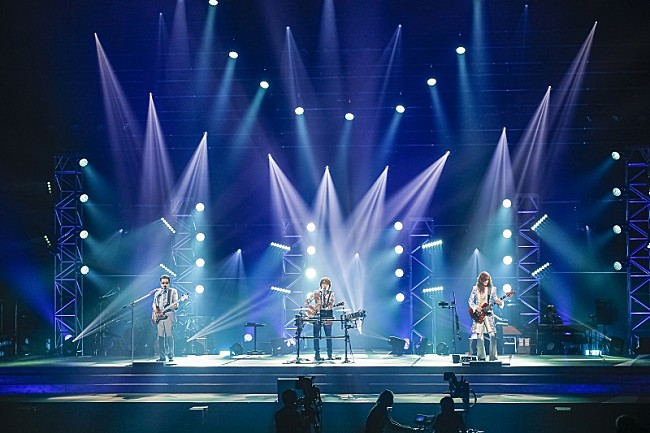 「THE ALFEE初の無観客配信ライブ開催、今を反映した歌詞で「星空のディスタンス」披露など」1枚目/4