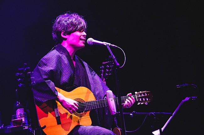 「＜ライブレポート＞中田裕二、自身初の無観客配信ライブを開催　浴衣姿で届けた大人な真夏のステージ」1枚目/9