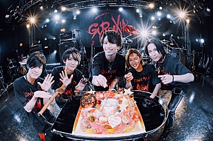 「GYROAXIA、初のワンマンを無観客生配信で開催　新曲含む計16曲を披露」