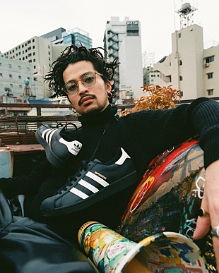 「King gnu常田大希がadidasのブランドアンバサダーに就任」