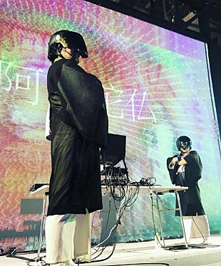 「70'sダンス・ヒットがお経と合体、話題のコラボ・シングルが突如世界配信」