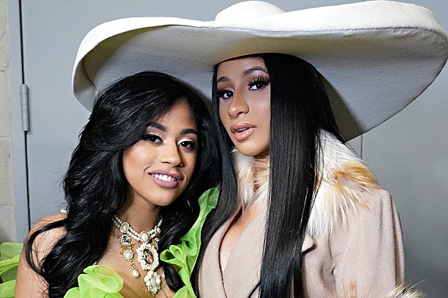 「カーディ・B、妹ヘネシーの口論を巡り名誉毀損で訴えられる」1枚目/1