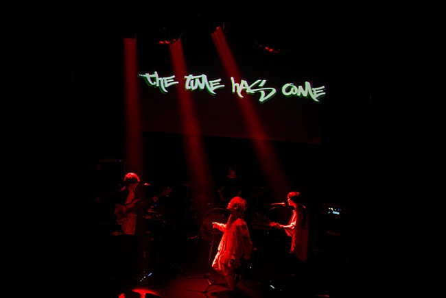 「＜ライブレポート＞WEAKEND WALKER、映像・歌声・演出が巧妙に絡み合ったアニバーサリーライブ」1枚目/5