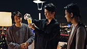 「福山雅治、菅田将暉、中村倫也、屋上テラスで『アサヒスーパードライ』を楽しむ」1枚目/6