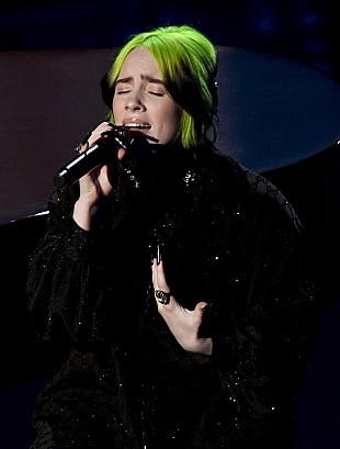 「ビリー・アイリッシュ、映画『007/ノー・タイム・トゥ・ダイ』主題歌のムーディーなMV公開」