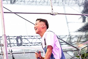 「瑛人、フルバンド編成で「香水」含む全5曲ライブパフォーマンス」